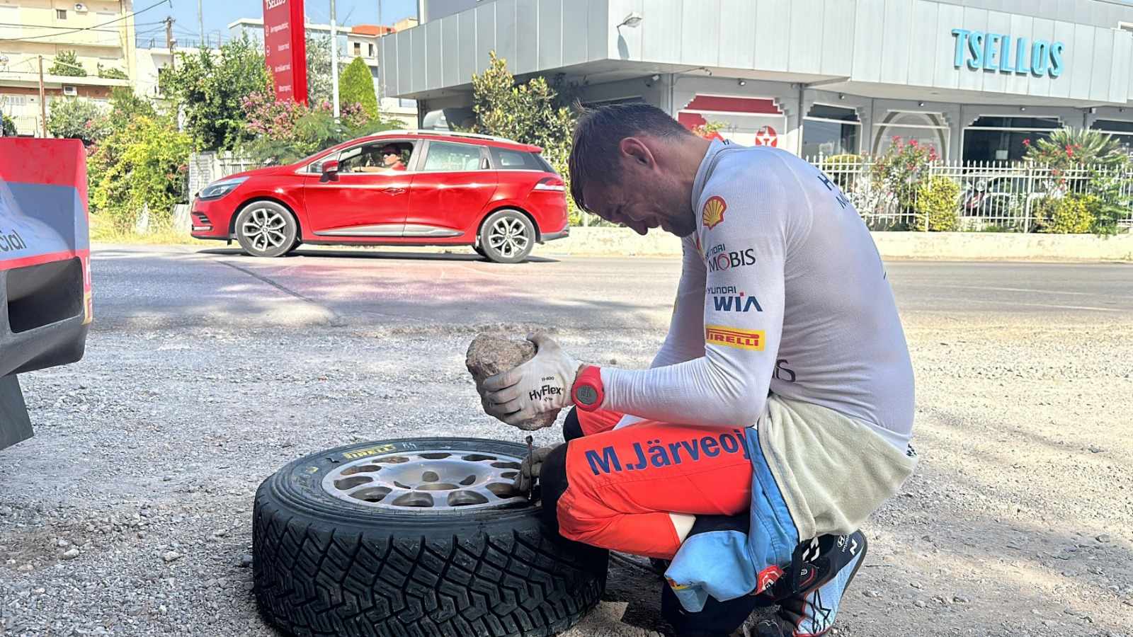 VIDEOD: Vaata kuidas Martin üritas ülesõidul katkiseid rattaid parandada - Ralli.ee